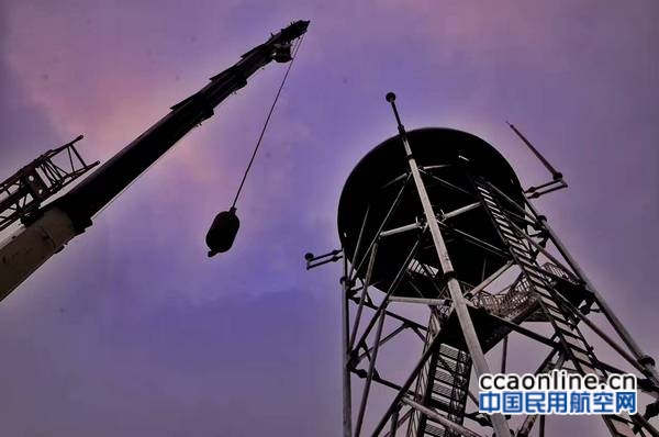 民航东北空管局完成场监雷达天线吊装工作