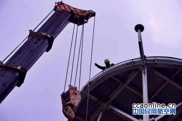 民航东北空管局完成场监雷达天线吊装工作