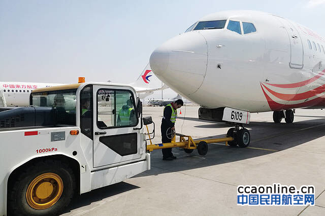 瑞丽航空首辆飞机牵引车投入运行