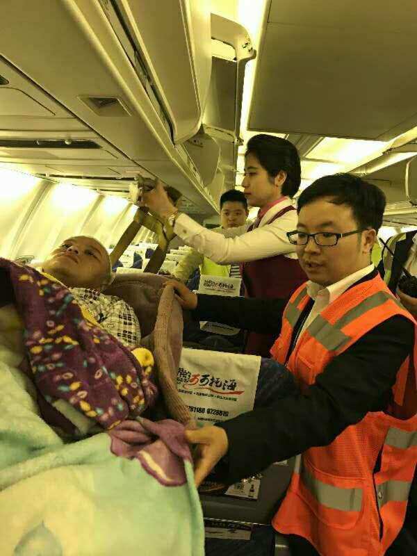 喀什机场多次保障担架旅客顺利乘机
