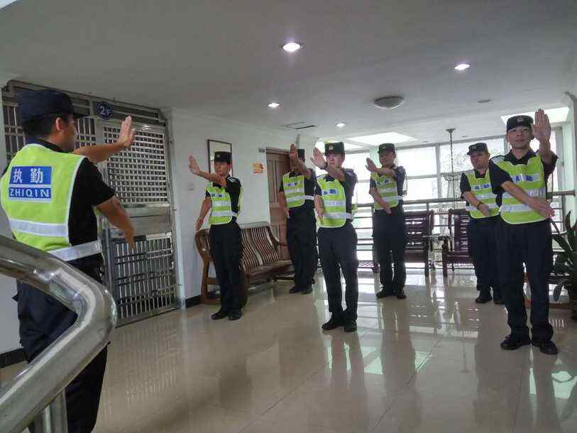 规范员工执勤手势 提升服务综合素质