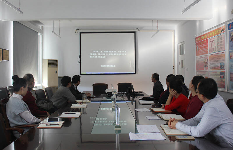 国航内蒙古公司客舱部组织干部观看《褪色的人