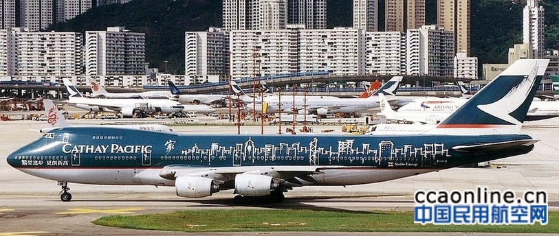 香港精神号飞机本身的彩绘非常别致,以国泰航空的企业绿色为机身主要