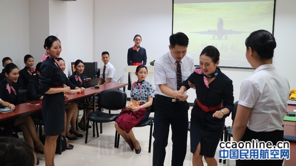 东航北京客舱部举行2018年第一批新乘结业汇报演出