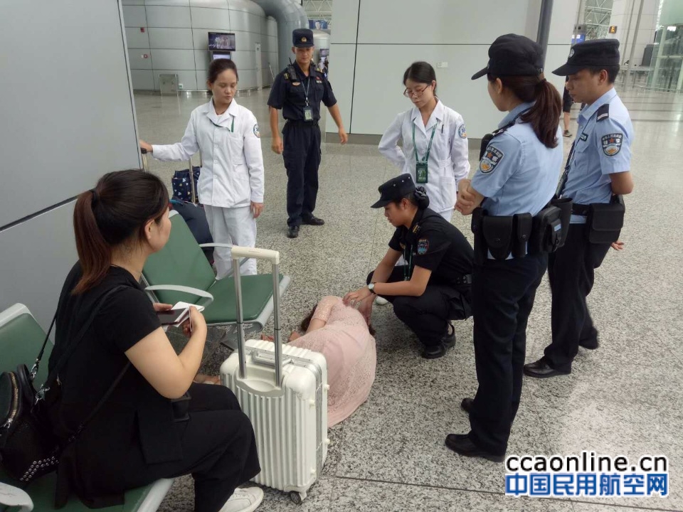 旅客机场患病昏迷  消防安保合力救助