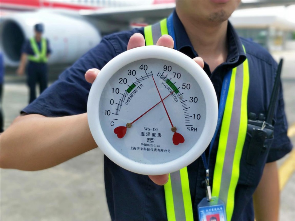 战高温│长沙机场“最热”职业 44℃高温下接送飞机