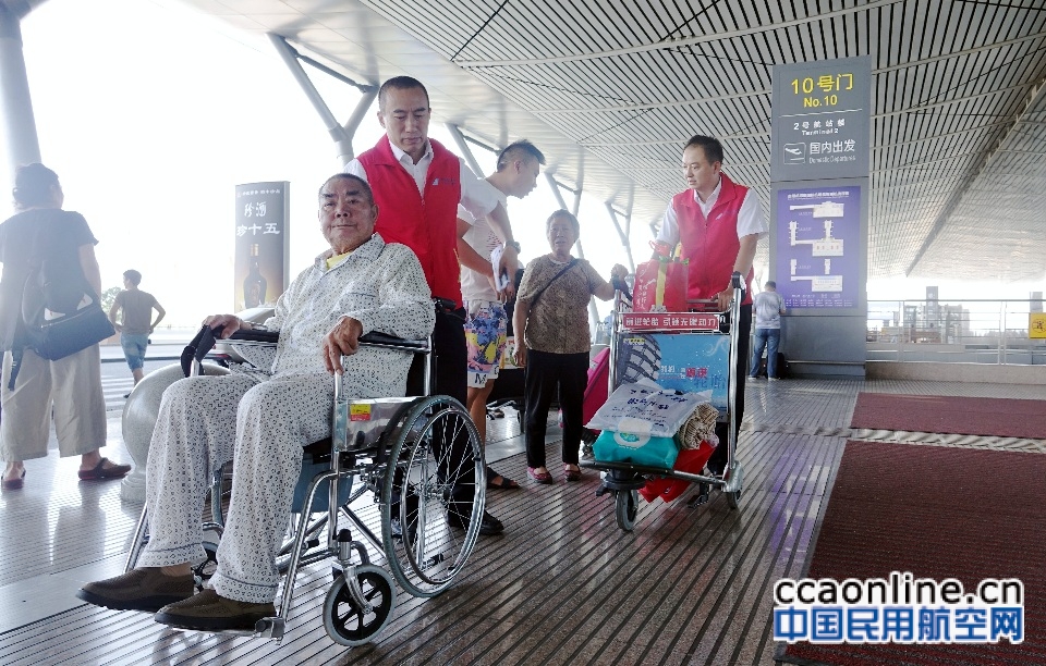 南航空警化身“红马甲”志愿者  旅客出行再添亮色