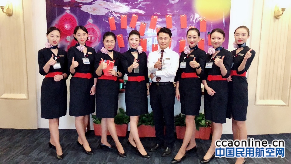东航北京一线员工与旅客共同制作月饼迎中秋