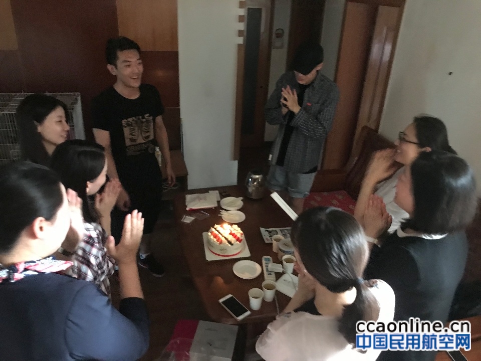 东航北京客舱部乘务二分部为新成员庆祝生日