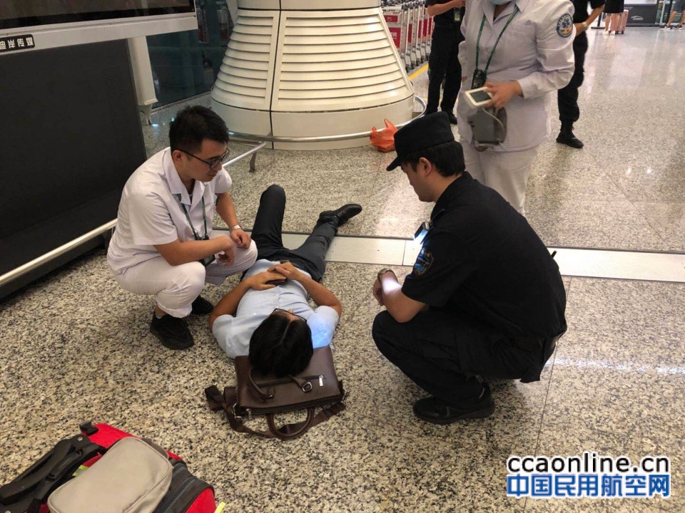 男子突然晕倒 机场消防安保人员及时救助