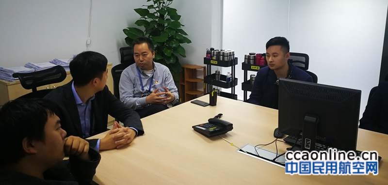 民航重庆空管分局胡志杰局长参加区域管制室班后讲评会