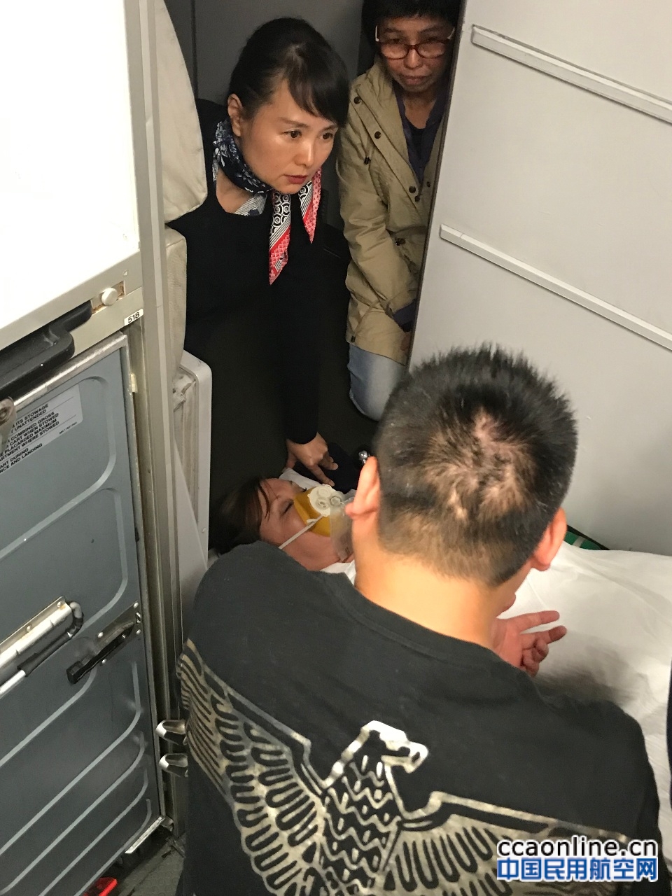 太平洋上空外籍旅客突发病 东航乘务全力救护获赞誉