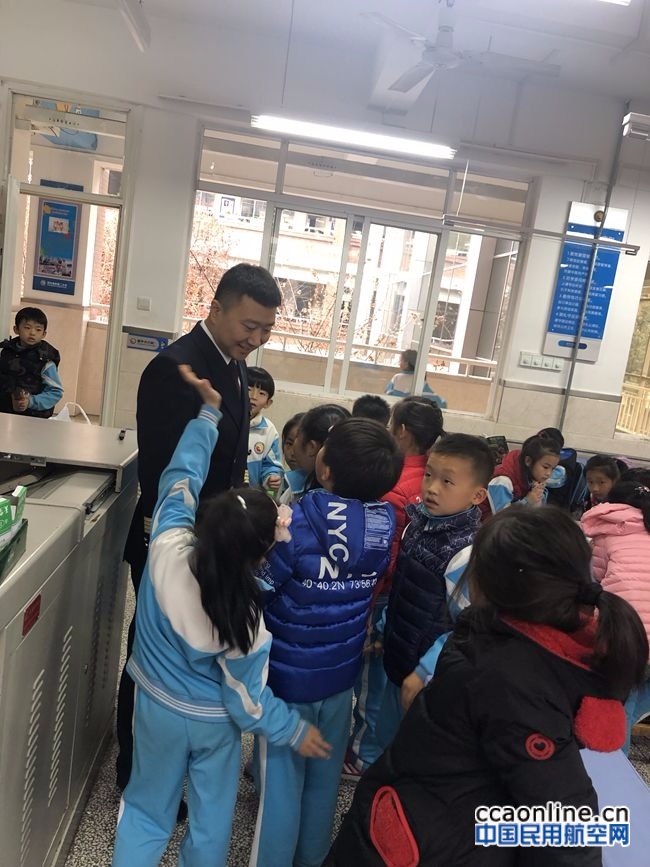 东航西北飞行部“爱在东航·校园行”走进西安高新第二小学