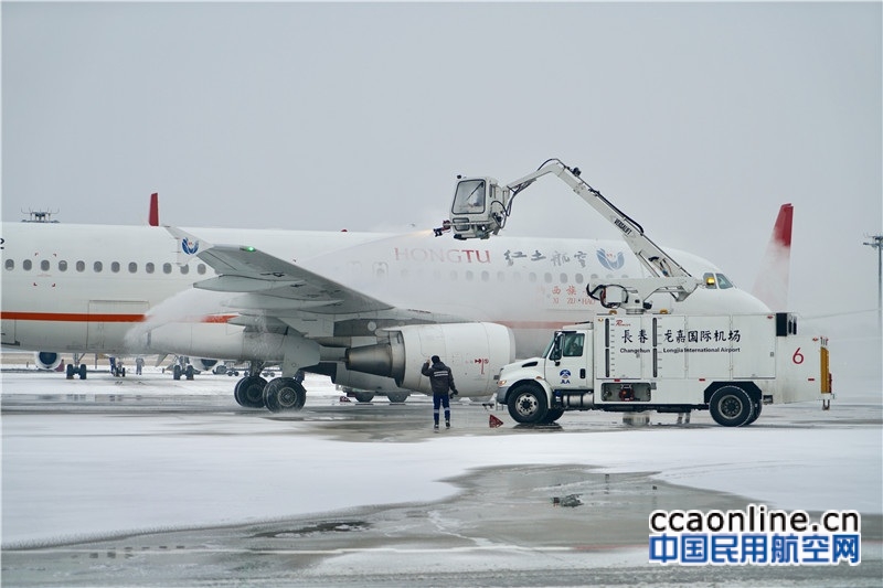 长春机场积极应对入冬首场强降雪