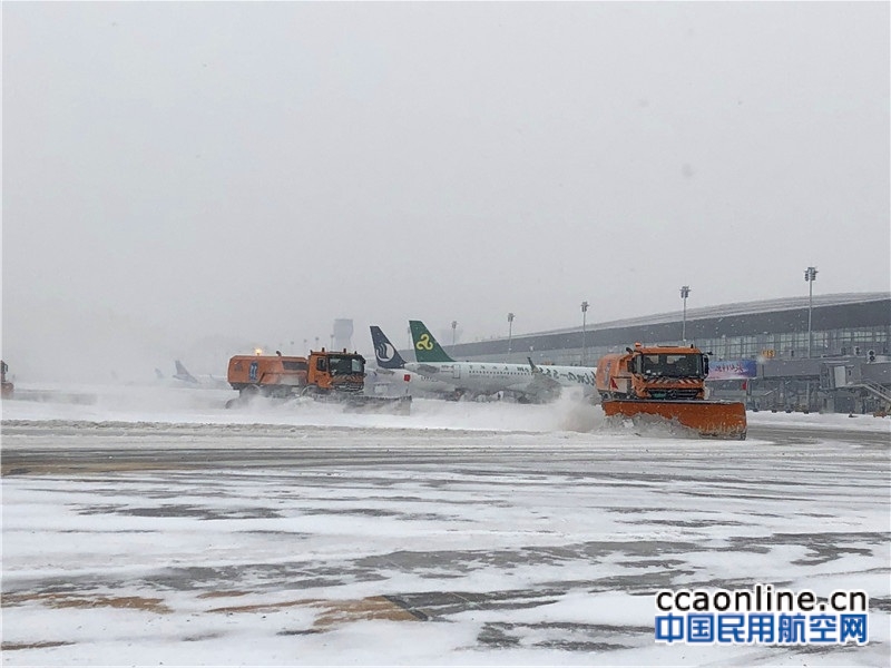 长春机场积极应对入冬首场强降雪