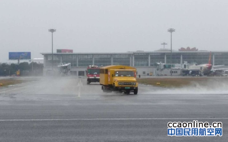 黄山机场积极应对冰雪确保空路畅通