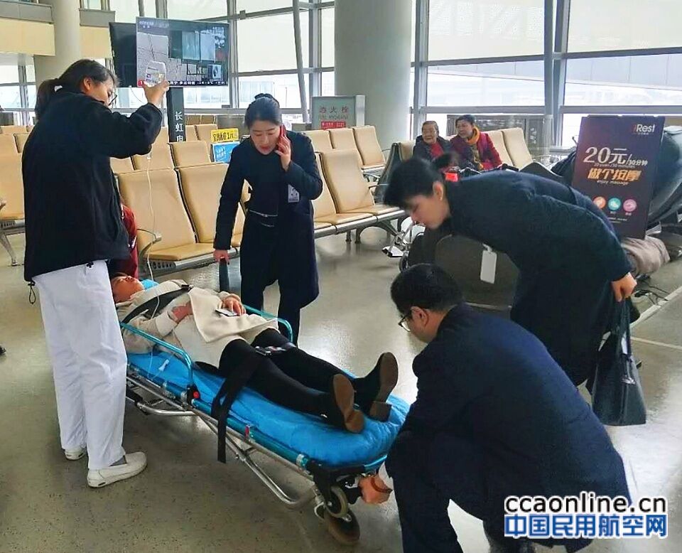 登机口紧急救助 东航西北温情相伴