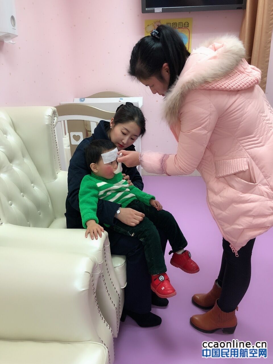 登机口紧急救助 东航西北温情相伴