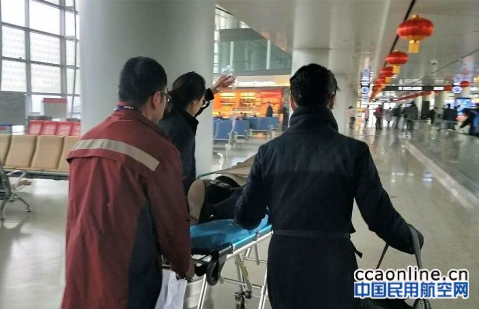 登机口紧急救助 东航西北温情相伴