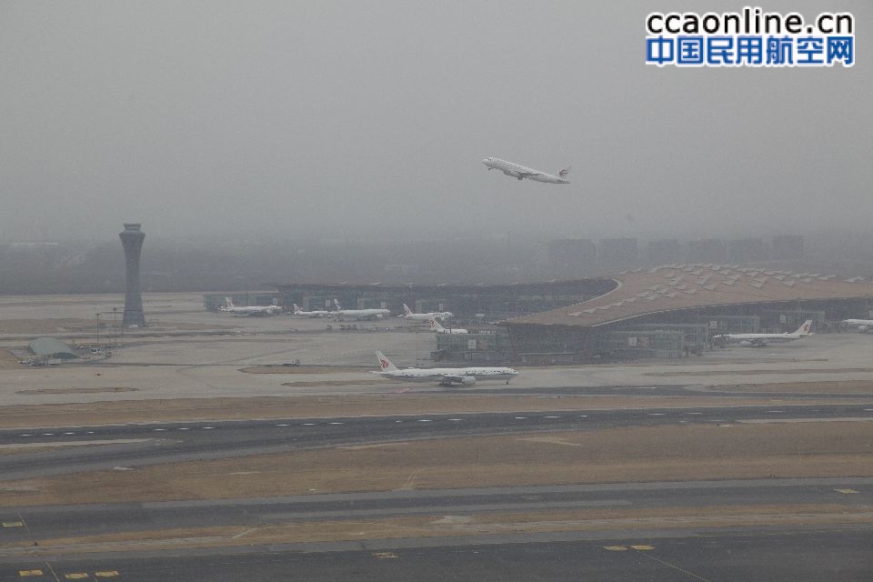 首都机场迎来降雪，北京塔台管制室全力保障航班运行