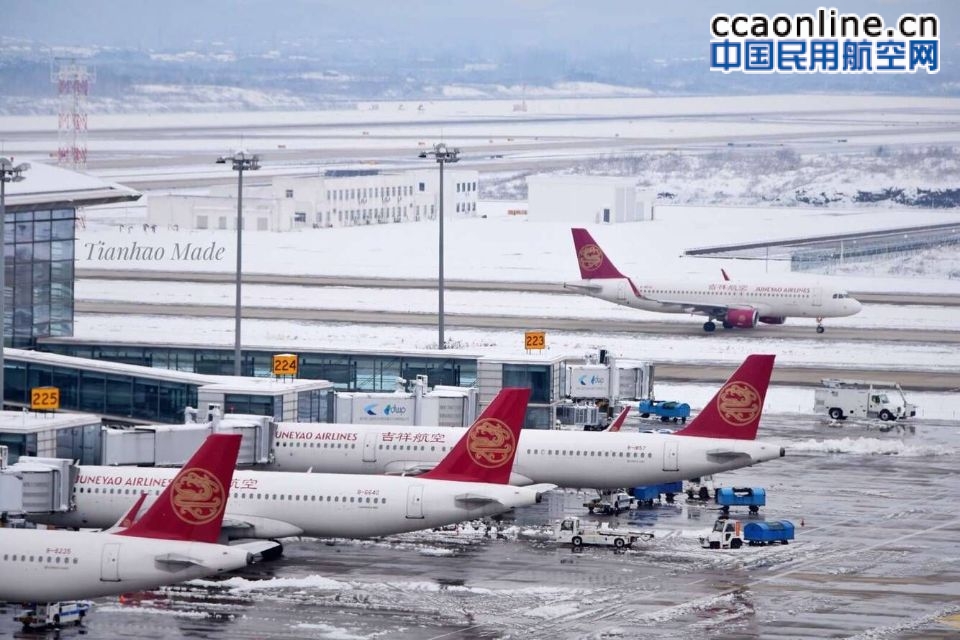 强降雪席卷南京，禄口机场在风雪中放飞航班