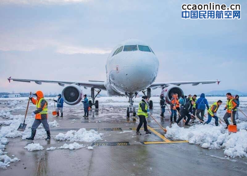 强降雪席卷南京，禄口机场在风雪中放飞航班