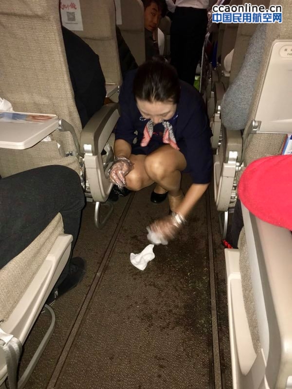 奶爸带六个月宝宝乘飞机 东航乘务长帮换尿不湿