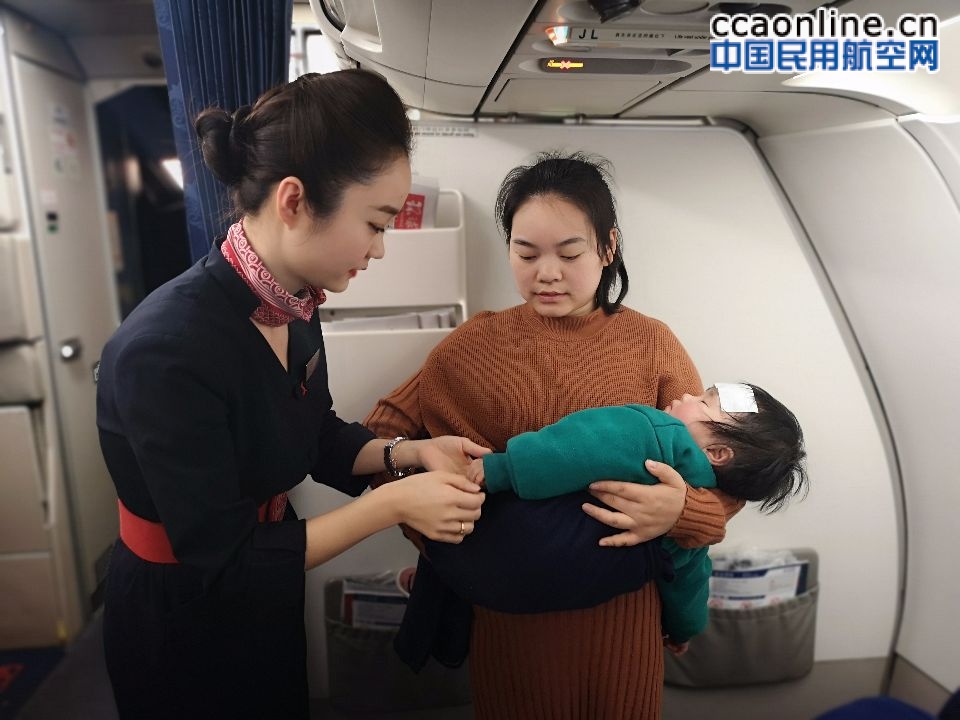 宝宝发烧妈妈着急 东航乘务员精心照顾为旅途解忧