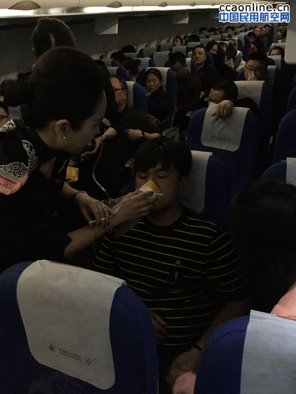 旅客空中多次发病 东航乘务员专业救治平安落地