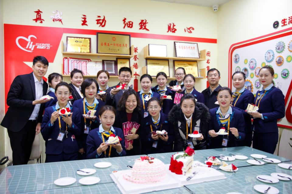 内蒙古民航机场地服分公司工会开展 “庆三八妇女节，岗位送蛋糕”活动