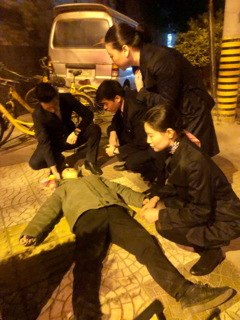 陌生男子清晨晕倒在街头  东航乘务人员热心救助