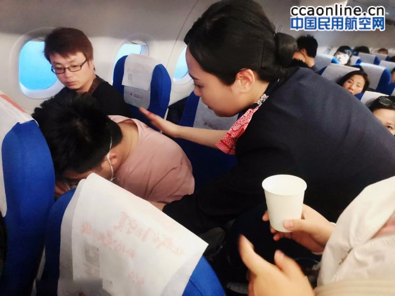 年轻男子飞机上突发心脏不适 东航乘务员妥善处置