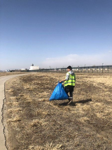 呼和浩特机场公司飞行区管理部开展飞行区内白色垃圾清理活动