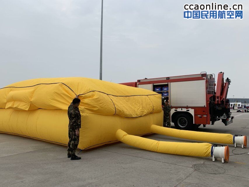 厦门机场消防组织救生气垫培训