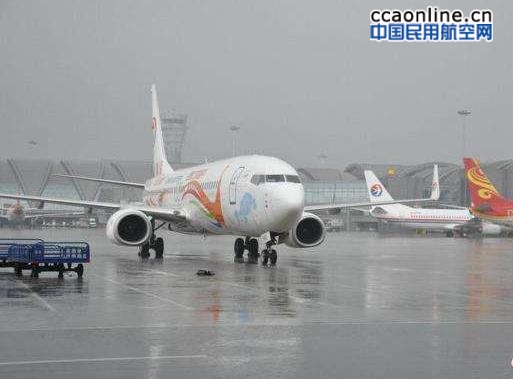 成都机场遭遇今年首场雷暴天气，多架航班延误