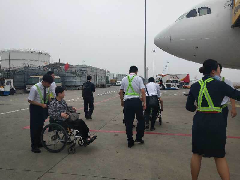东航北京分公司地服部倾情保障特殊旅客团队