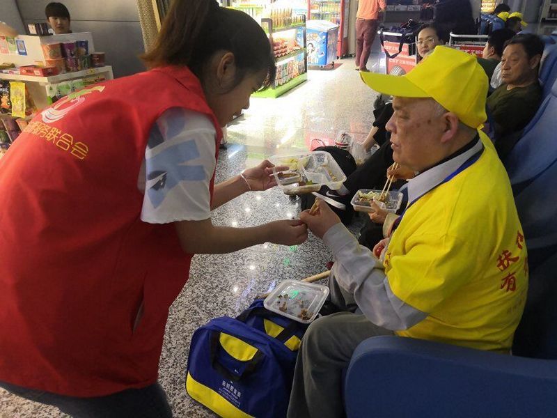 黄山机场志愿者和相关部门协同为残障旅客团队提供温暖服务