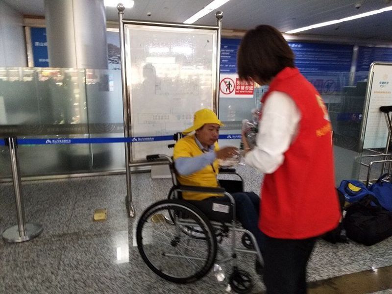 黄山机场志愿者和相关部门协同为残障旅客团队提供温暖服务