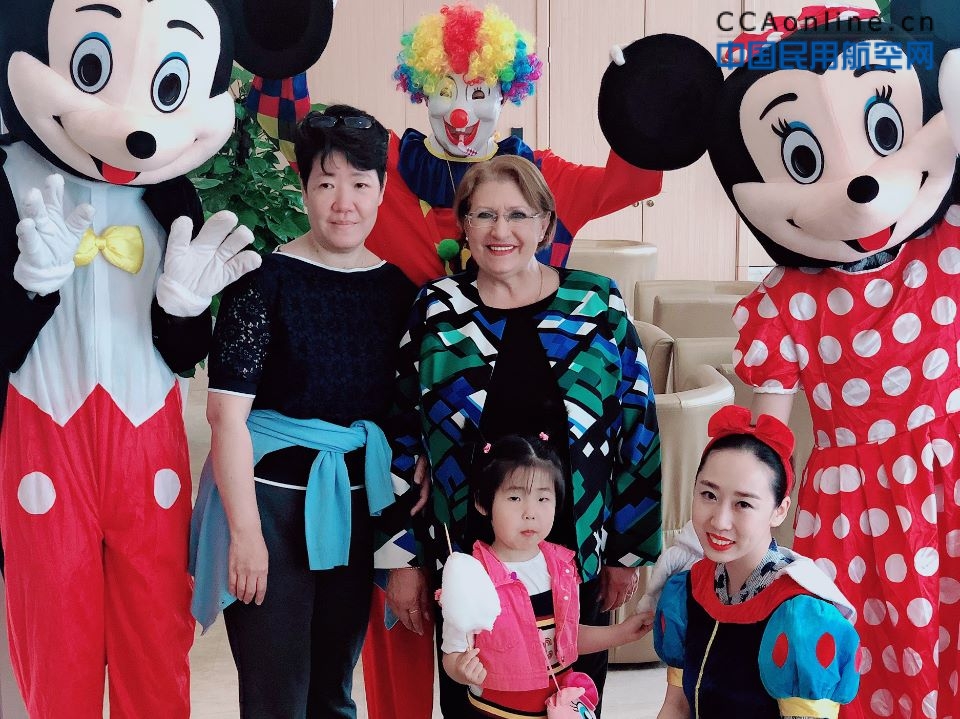 	北京分公司地服部为儿童旅客装点缤纷“六一”