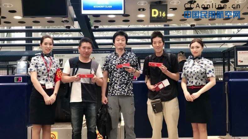 北京分公司地服部为儿童旅客装点缤纷“六一”