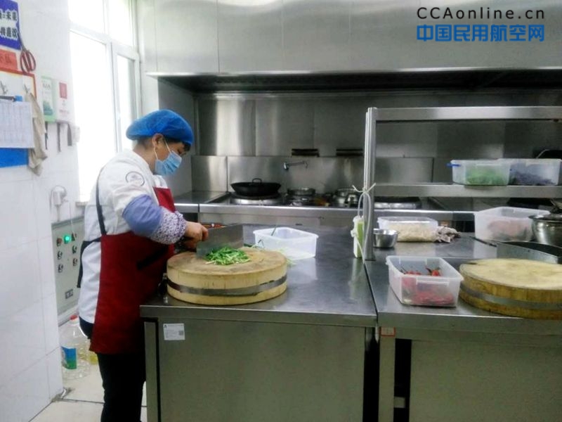 青海空管分局后勤服务公司——打造温馨就餐环境 倡导文明用餐理念