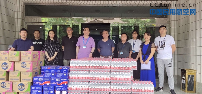 华北空管局天气中间工会睁开夏日“送凉爽”行动慰问一线使命职员