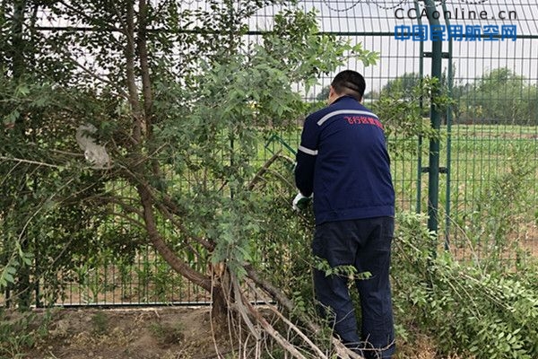 包头机场完成助航灯光围界内除草工作