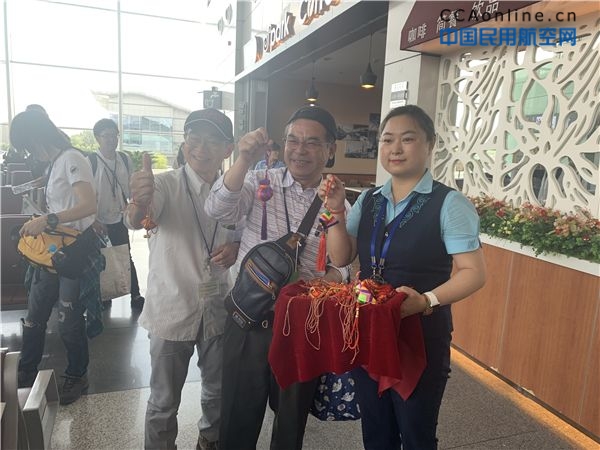 包头机场端午节为旅客和机组送祝福 