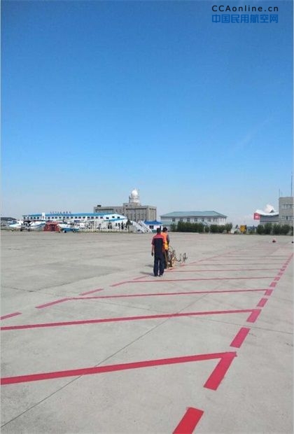  呼伦贝尔分公司开展机坪标志线校对和粉刷作业