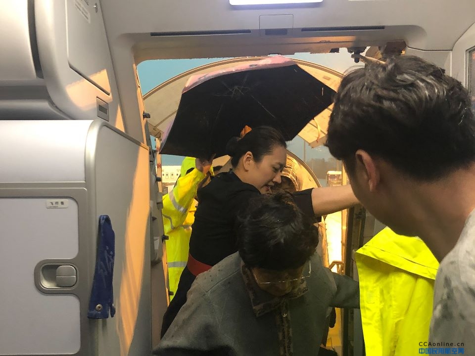 雨中的温情——东航北京分公司客舱部乘务组认真服务获好评