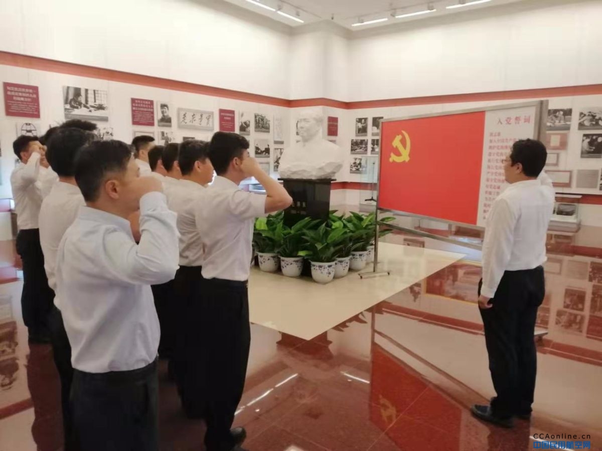 东航北京空保部党总支赴毛主席纪念堂开展主题教育活动
