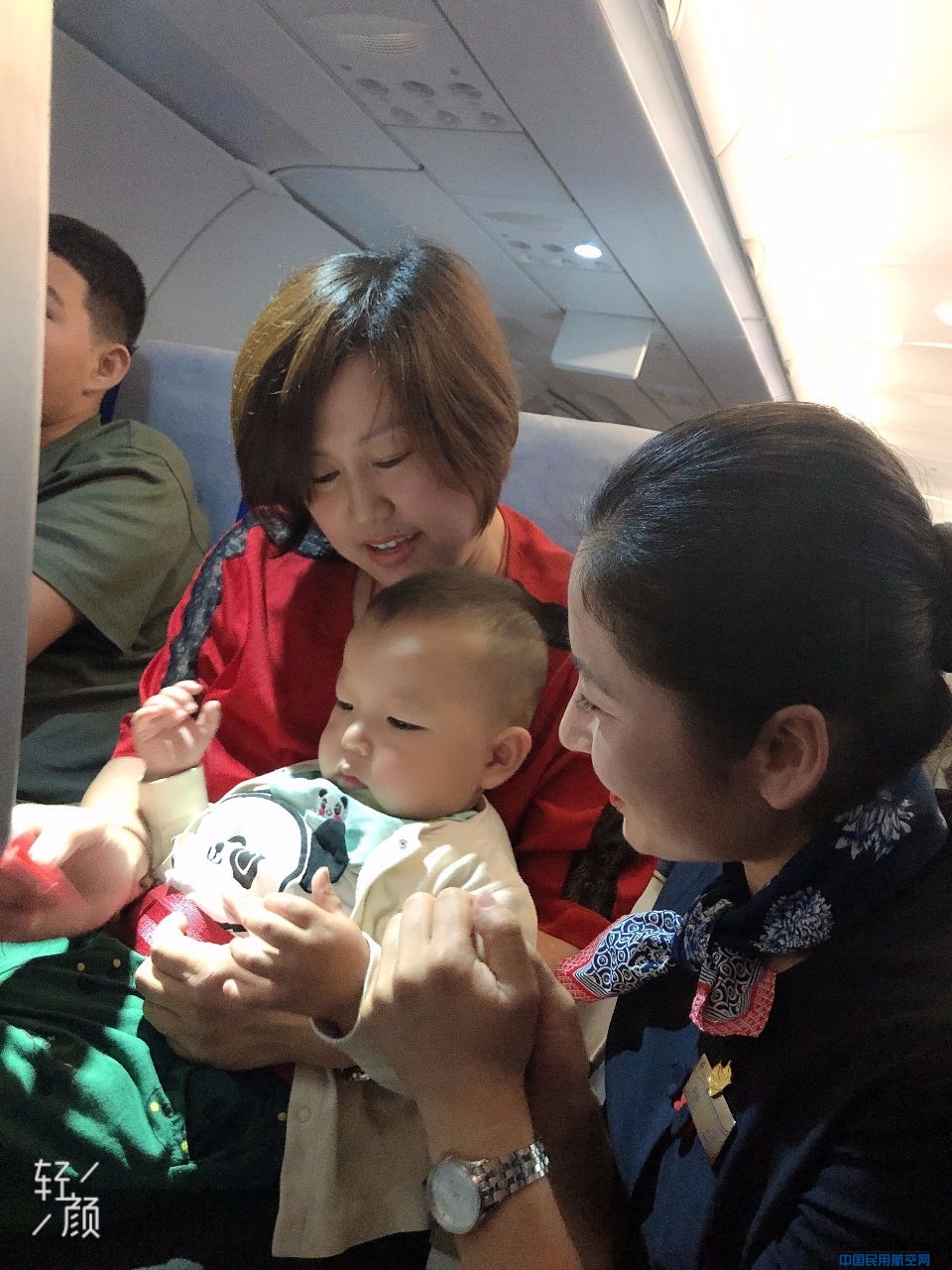 与爱“童”行——东航北京客舱部乘务员照料机上小旅客