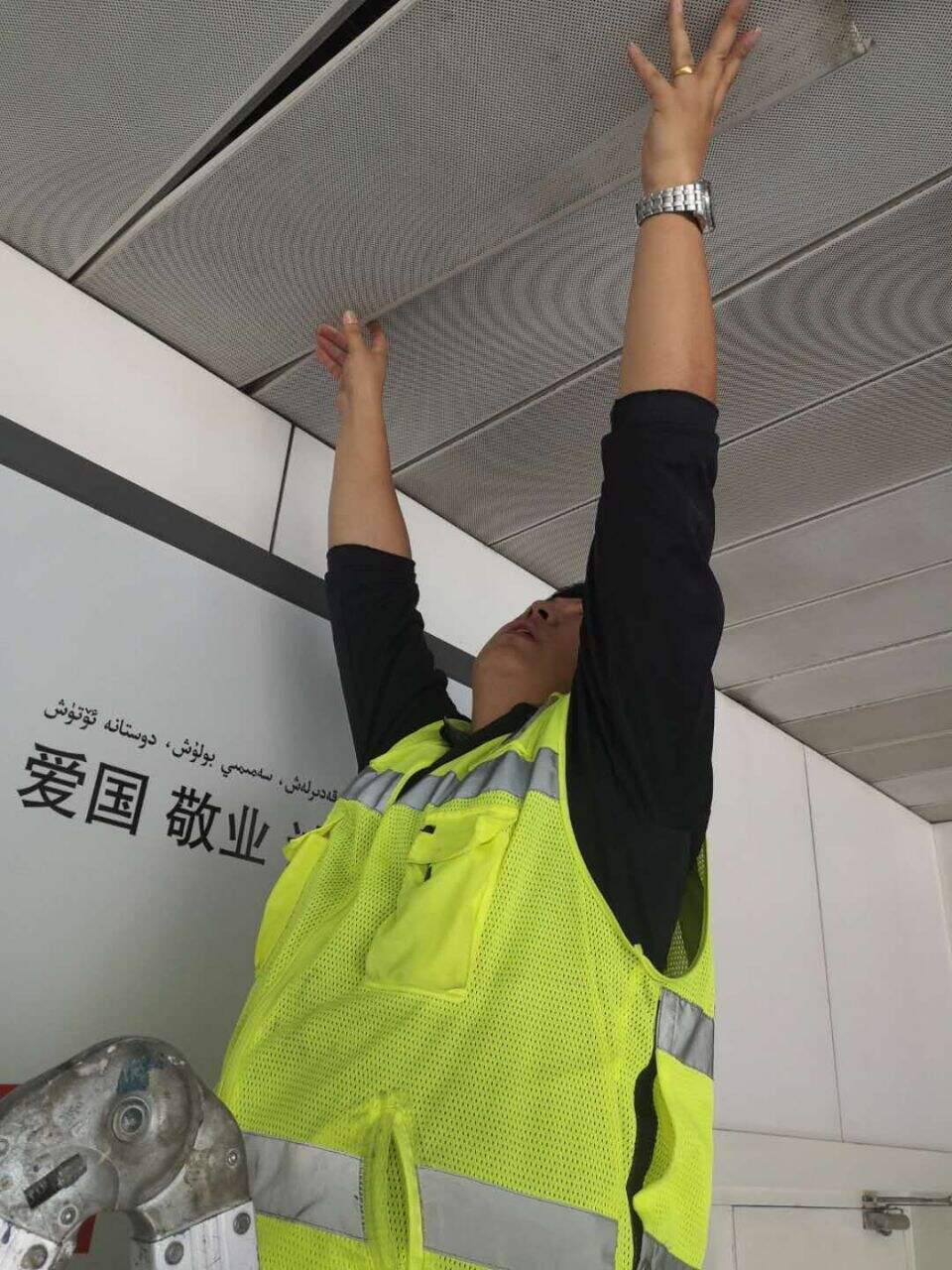 乌鲁木齐国际机场航站区管理部开展对候机楼顶棚扣板安全隐患排查工作