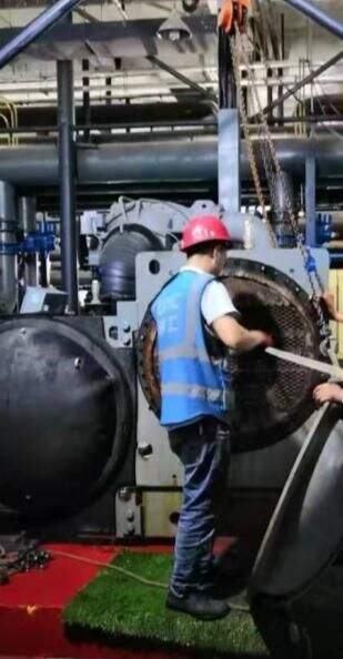 乌鲁木齐国际机场航站区管理部全力抢修制冷设备 为夏季供冷保驾护航